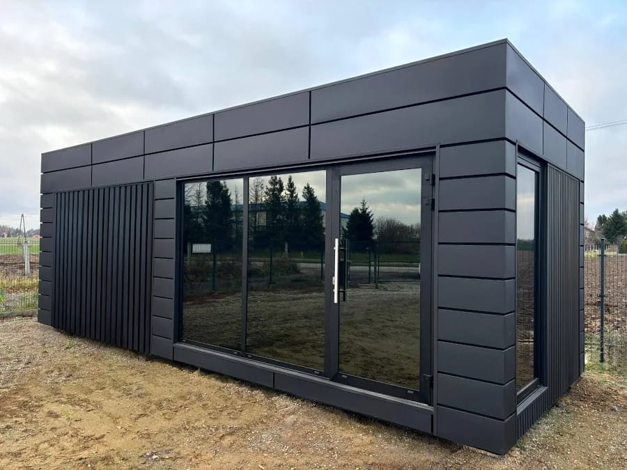 Moderner Wohncontainer mit großer Glasfront