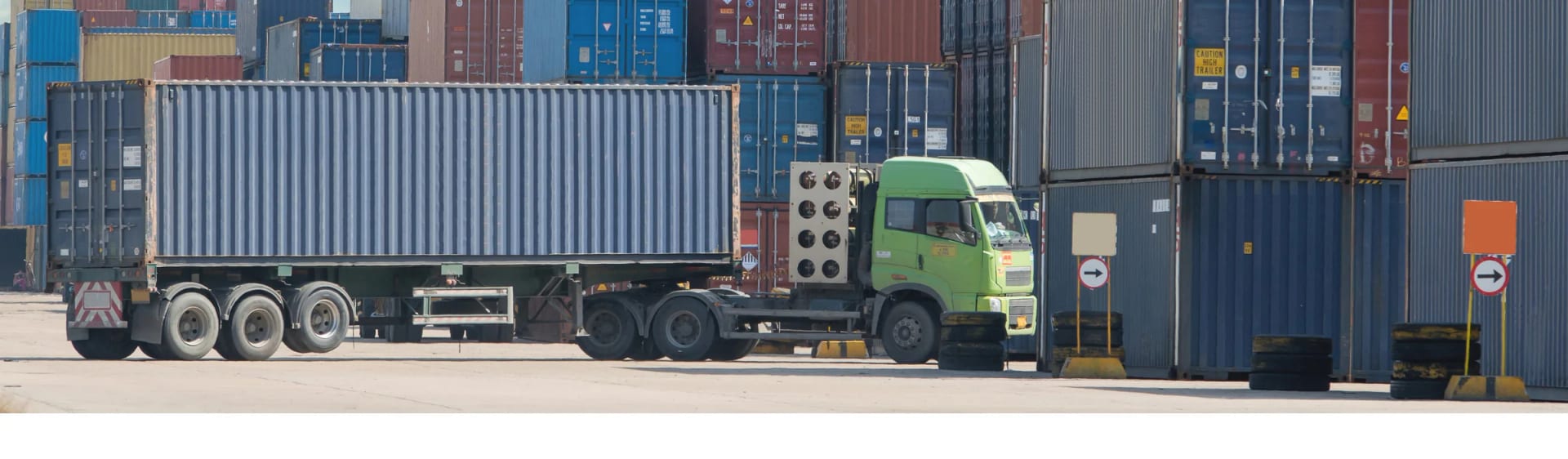 Containerdepot mit Lkw und Seecontainern
