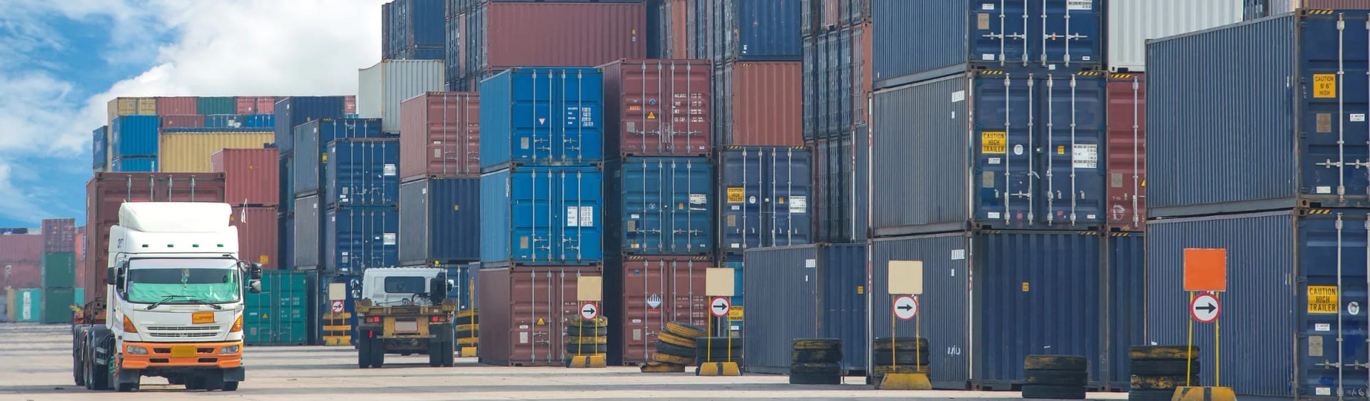 Seecontainer und Transportfahrzeuge in einem Containerdepot