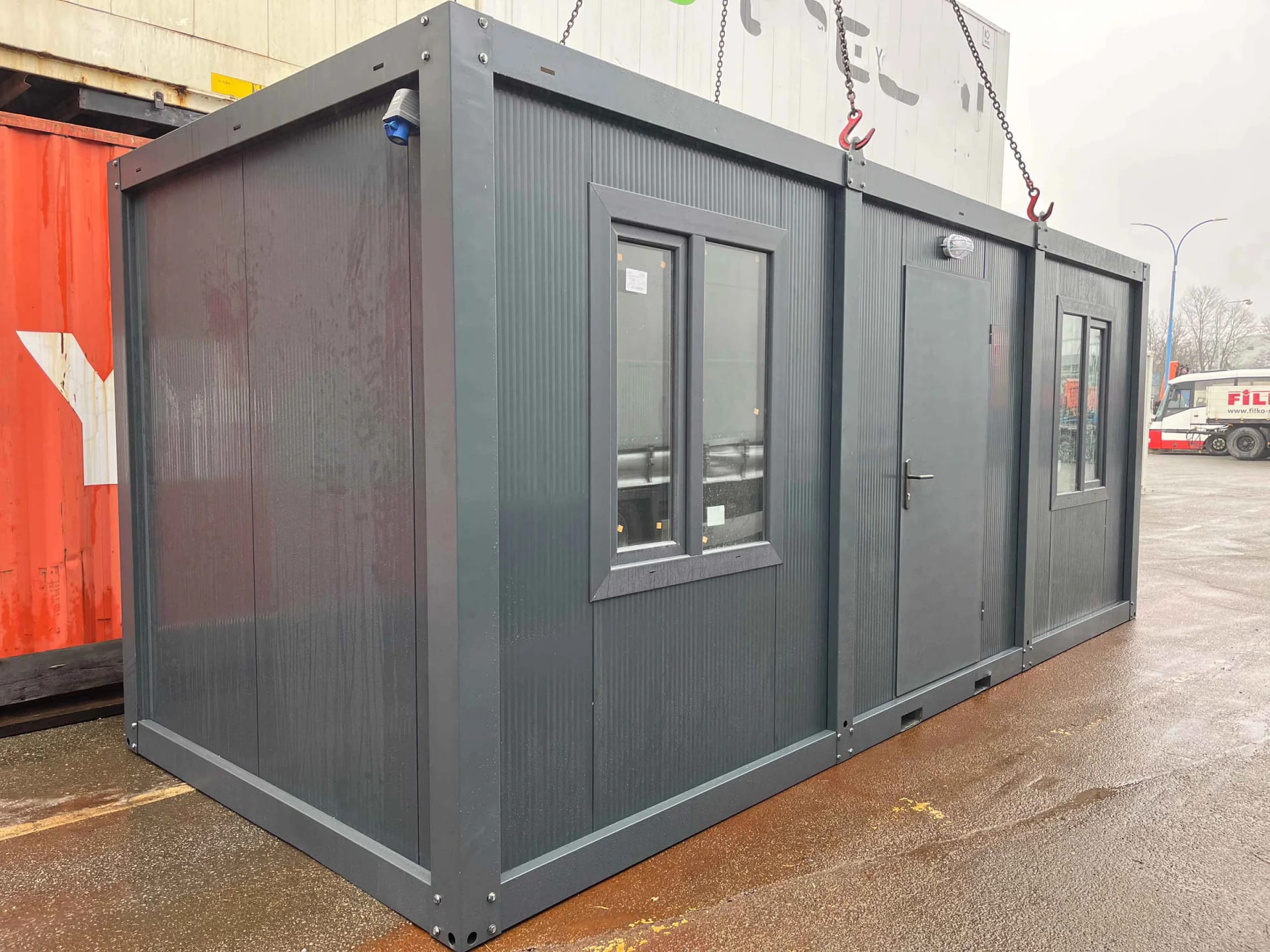 20 Fuß Bürocontainer RAL 7016 wird per Kran geliefert