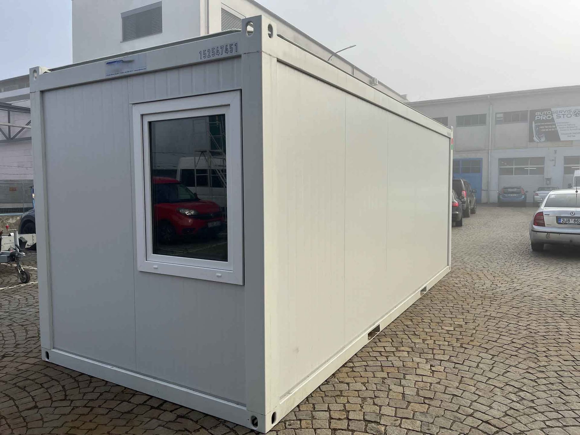Gebrauchter weißer Bürocontainer im Freigelände