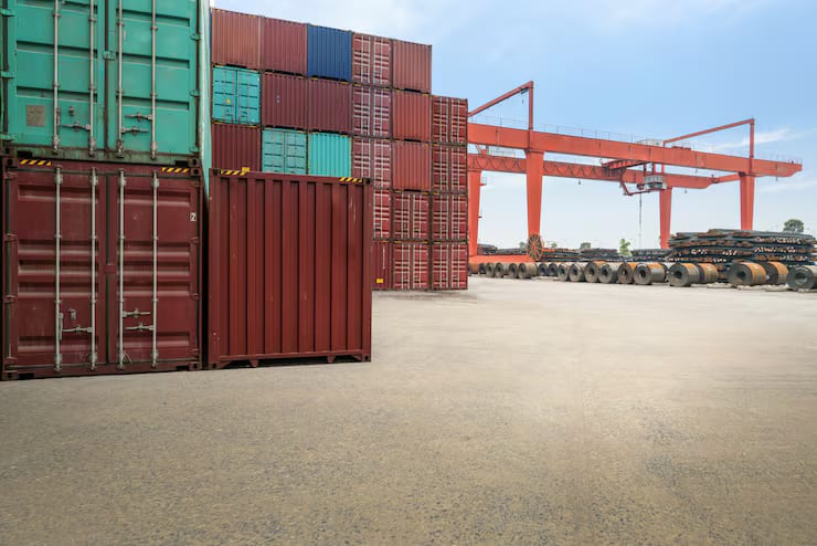 Gestapelte Seecontainer im Hafen