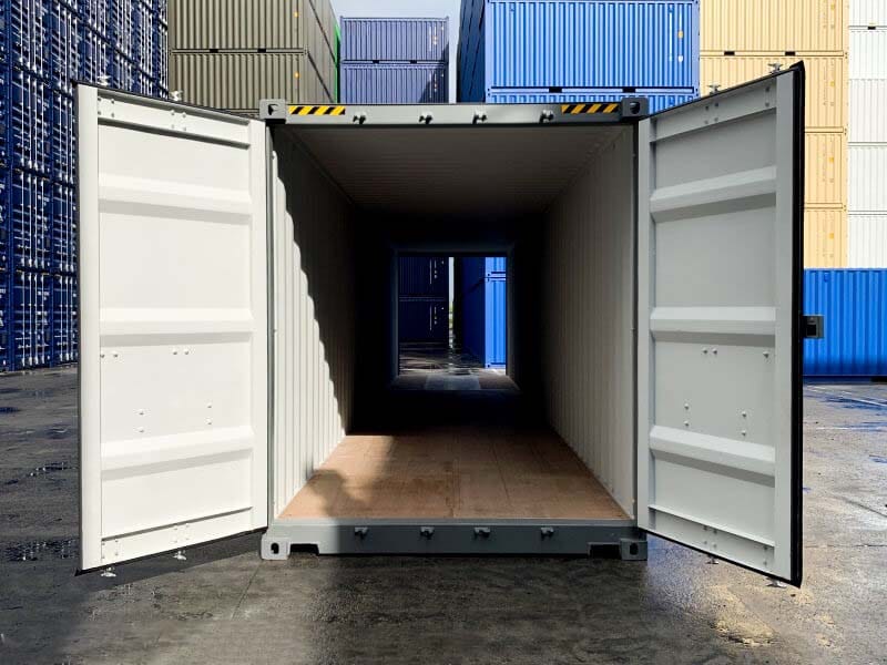 Grauer Double Door Container geöffnet im Containerlager